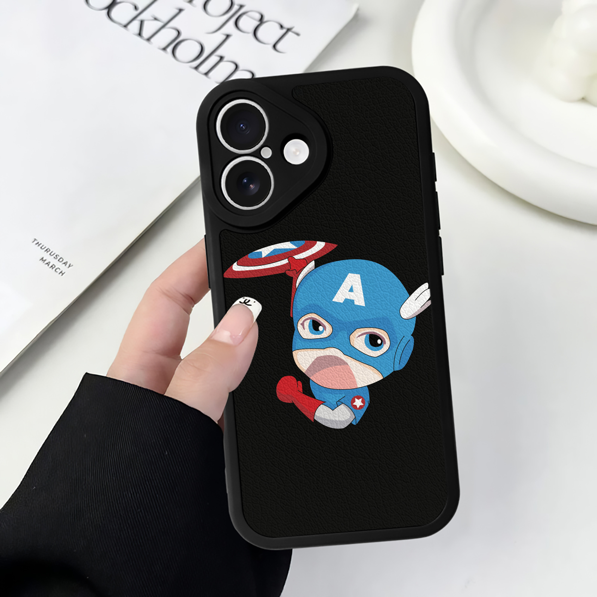 （画像用） アベンジャーズ The Avengers 【iPhone 16シリーズ対応】シリコンスマホケース（レザー調） 材質：シリコン